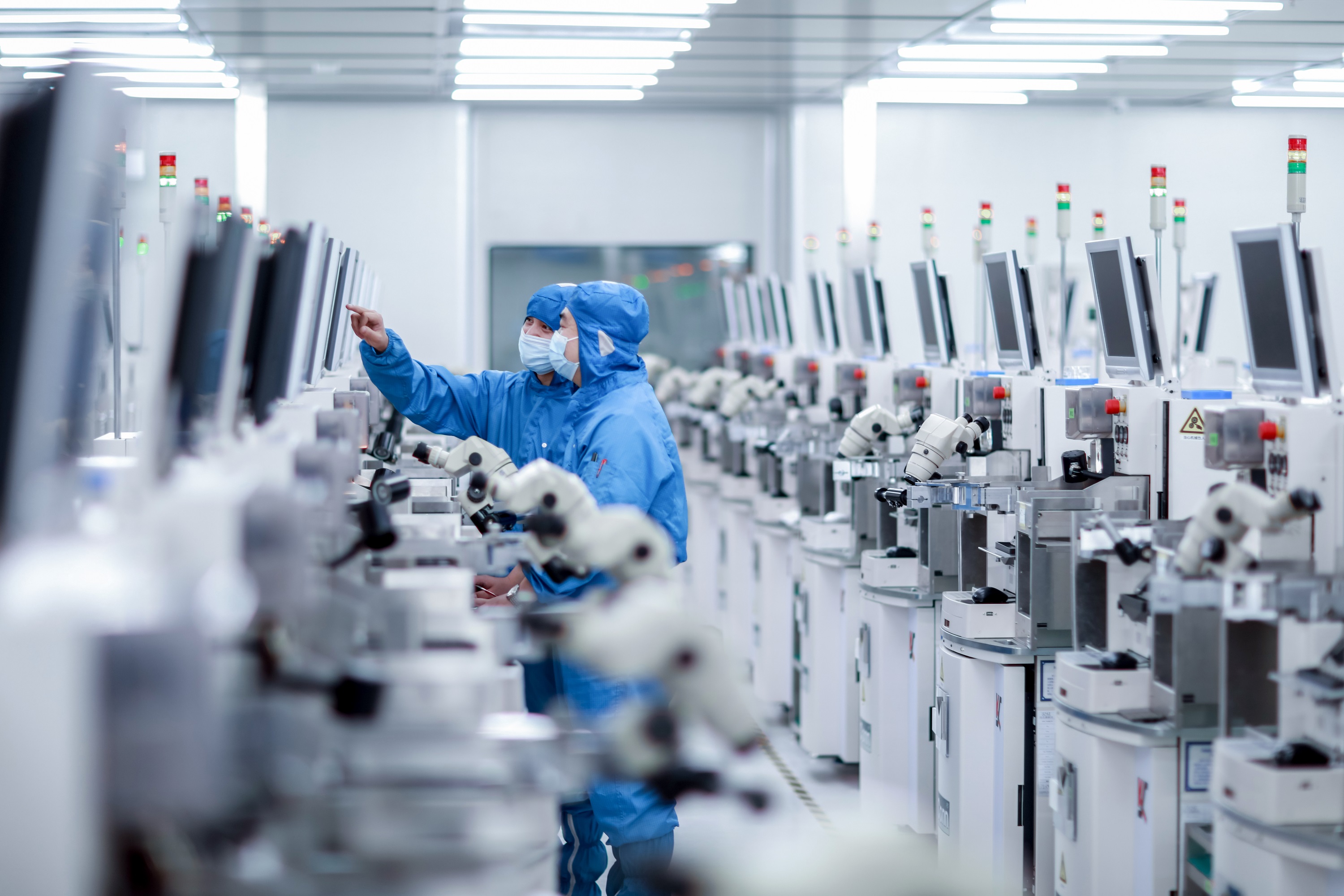 黃帝故里煥新 光電科技領(lǐng)域技術(shù)開(kāi)發(fā)——見(jiàn)鄭十年新鄭市奮力建設(shè)現(xiàn)代化全國(guó)一流中等城市